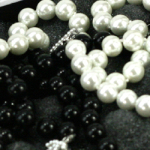 샤넬 진주 목걸이 블랙&화이트