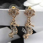 샤넬 큐빅 귀걸이 금장 신상