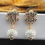 샤넬 CC 큐빅 귀걸이 화이트