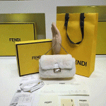 펜디 시어링 마이크로 바게트 화이트