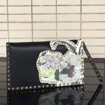 발렌티노 락스터드 클러치 가방