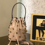 펜디 컬러의 가죽 미니백 8BS010