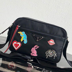 프라다 블랙 나일론 페브릭 에나멜 메탈 아플리케 파우치 1NE021